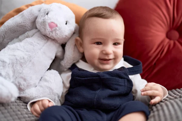 Sevimli Çocuk Evinde Tavşan Bebeğiyle Kanepede Kendinden Emin Bir Şekilde — Stok fotoğraf