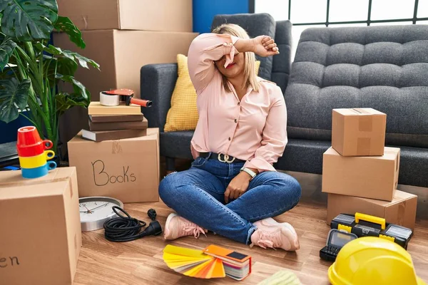 Young Hispanic Woman Moving New Home Sitting Floor Covering Eyes —  Fotos de Stock