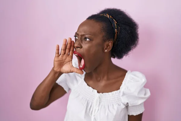 Afrikaanse Vrouw Met Krullend Haar Staande Roze Achtergrond Schreeuwen Schreeuwen — Stockfoto