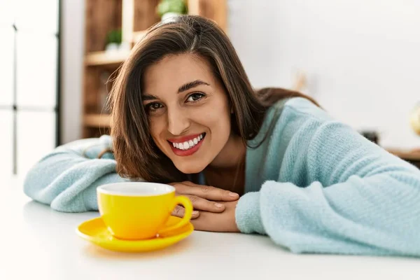 Mujer Joven Bebiendo Café Sentado Mesa Casa —  Fotos de Stock