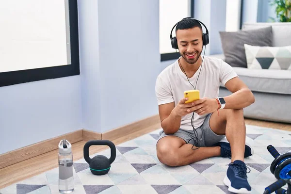 African American Man Smiling Confident Listening Music Home — Stockfoto