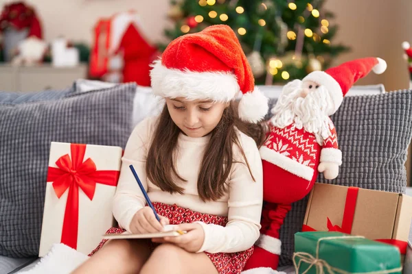 스러운 스페인 여자가 소파에 앉아서 크리스마스 노트를 있어요 — 스톡 사진