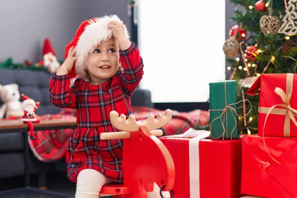 可爱的惊慌失措的女孩在家里的圣诞树旁玩驯鹿摇摆舞 — 图库照片