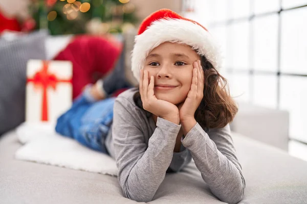 스러운 소녀는 크리스마스 소파에 자신있게 웃으며 집에서 — 스톡 사진