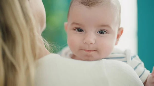 Sevimli Beyaz Bebek Anne Kollarına Güvenerek Gülümsüyor — Stok fotoğraf