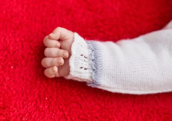 Adorable Bebé Caucásico Acostado Suelo Sobre Fondo Rojo Aislado — Foto de Stock