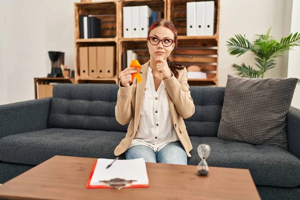 사무실에서 오렌지 리본을 의식을 코카서스 질문을 생각하고 스러운 아이디어에 생각하는 — 스톡 사진