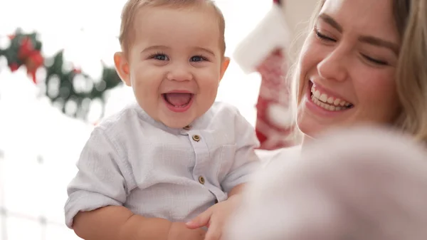 Anne Oğul Gülümsüyor Evde Noel Süslemelerinin Yanında Duruyor — Stok fotoğraf