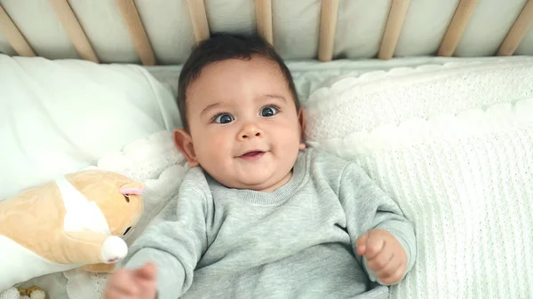 Sevimli Spanyol Bebek Yatakta Kendinden Emin Bir Şekilde Yatıyor — Stok fotoğraf