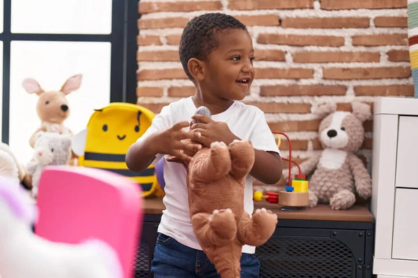 アフリカ系アメリカ人の少年は幼稚園で自信を持って人形を笑って — ストック写真