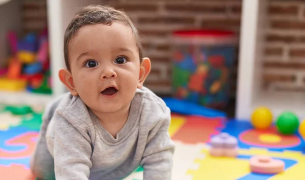 Adorável Bebê Hispânico Rastejando Chão Jardim Infância — Fotografia de Stock