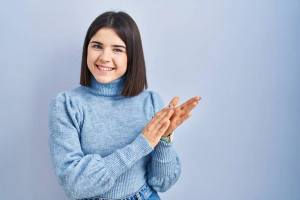 Young Hispanic Woman Standing Blue Background Clapping Applauding Happy Joyful — Stock Photo, Image