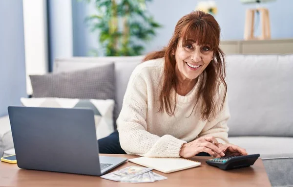 Middle Age Woman Using Calculator Laptop Sitting Sofa Home — Stock Photo, Image