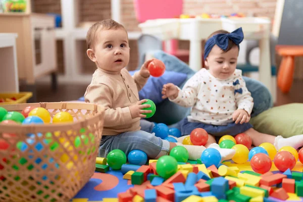 Двоє Малюків Грають Кульками Сидячи Підлозі Дитячому Садку — стокове фото