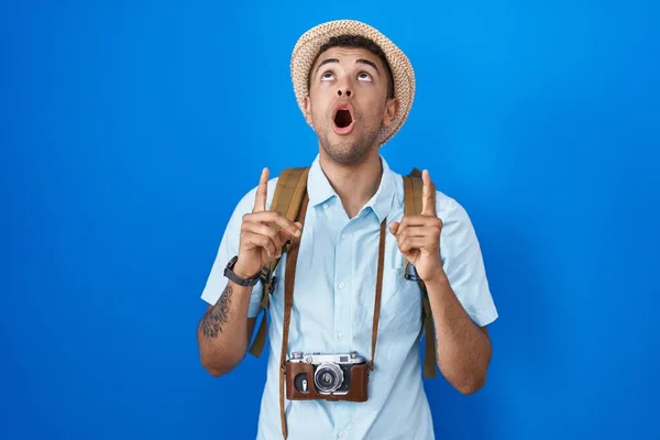 Brazilian Young Man Holding Vintage Camera Amazed Surprised Looking Pointing —  Fotos de Stock