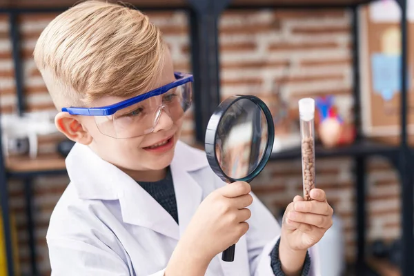 Liebenswerter Kleinkind Schüler Sucht Reagenzglas Mit Lupe Klassenzimmer — Stockfoto