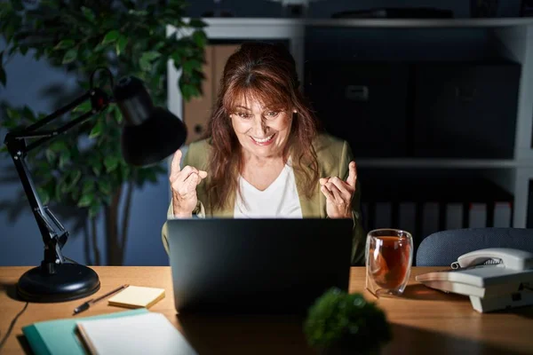 Middle Age Hispanic Woman Working Using Computer Laptop Night Shouting — Stockfoto