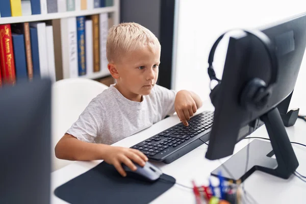 Αξιολάτρευτος Μαθητής Μικρών Παιδιών Που Χρησιμοποιεί Υπολογιστή Καθισμένος Στο Τραπέζι — Φωτογραφία Αρχείου