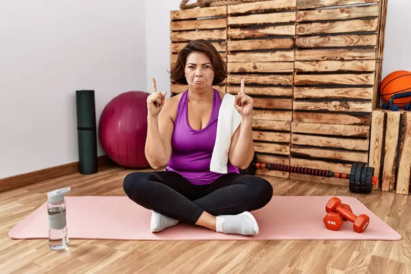Middle Age Hispanic Woman Sitting Training Mat Gym Pointing Looking — Stockfoto