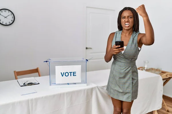 Молодая Африканская Американка Работающая Политических Выборах Помощью Смартфона Раздраженная Разочарованная — стоковое фото