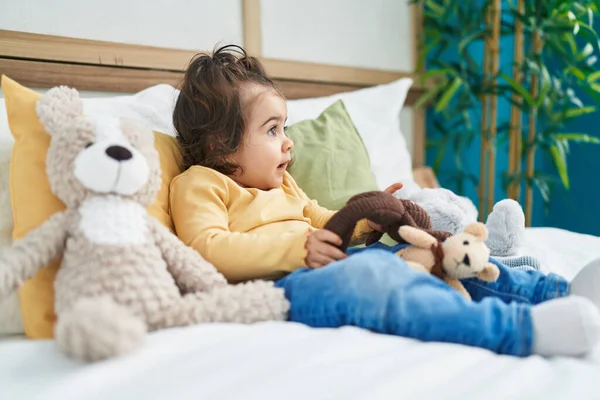 Sevimli Spanyol Kız Yatakta Oyuncak Bebekle Oynuyor — Stok fotoğraf