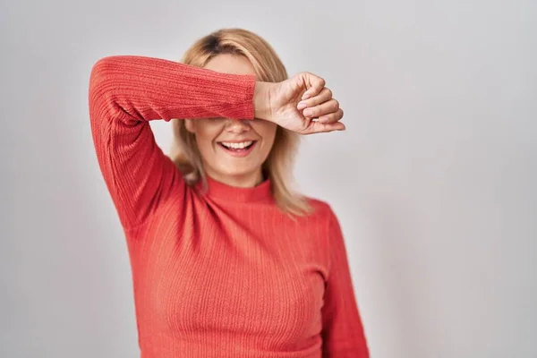 Blonde Woman Standing Isolated Background Covering Eyes Arm Smiling Cheerful — Stock Photo, Image