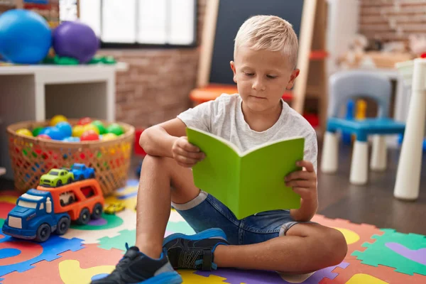 Adorável Criança Estudante Ler Livro Sentado Chão Sala Aula — Fotografia de Stock