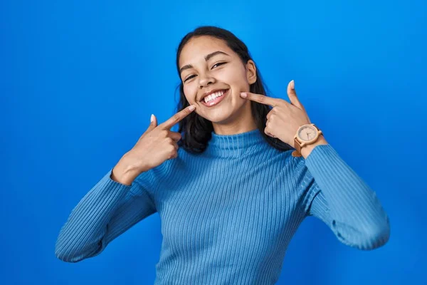 Young Brazilian Woman Standing Blue Isolated Background Smiling Cheerful Showing — Stockfoto