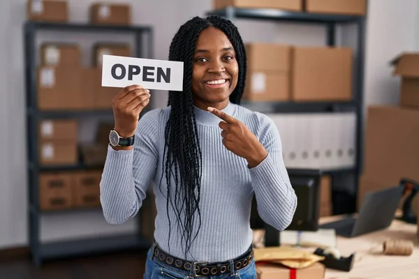 Afrikaans Amerikaans Vrouw Werken Bij Kleine Bedrijf Commerce Holding Open — Stockfoto