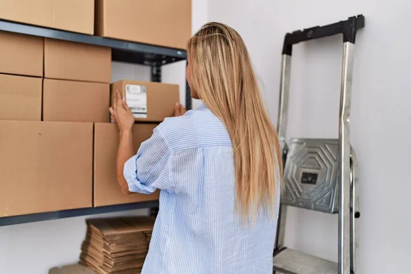 Young Blonde Woman Ecommerce Business Worker Organizing Packages Office — Stok fotoğraf