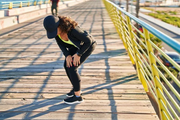 Hispanische Frau Mittleren Alters Trainiert Mit Gelenkschmerzen Der Promenade — Stockfoto