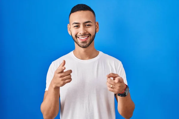 Young Hispanic Man Standing Blue Background Pointing Fingers Camera Happy — ストック写真