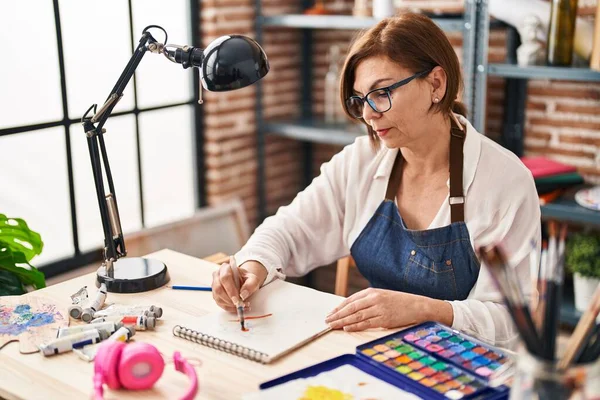 Medelålders Kvinna Konstnär Rita Anteckningsbok Konst Studio — Stockfoto