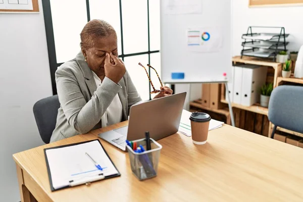 Senior Afrikansk Amerikansk Kvinna Företagare Stressade Arbetar Kontoret — Stockfoto