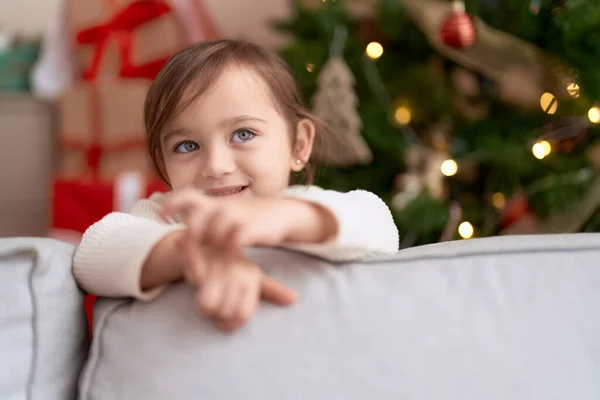 Adorable Chica Apoyada Sofá Pie Junto Árbol Navidad Casa —  Fotos de Stock