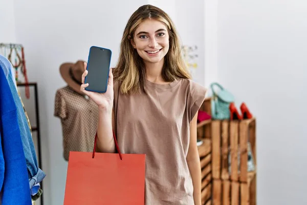 Mladá Blondýnka Drží Nákupní Tašky Ukazující Displej Smartphone Vypadá Pozitivně — Stock fotografie
