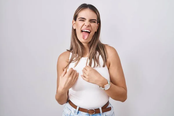 Mulher Jovem Hispânica Sobre Fundo Branco Furando Língua Feliz Com — Fotografia de Stock