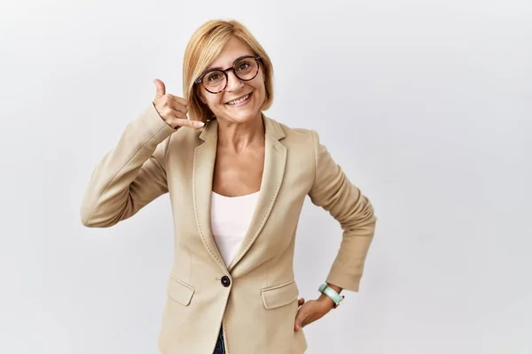 Middelaldrende Blond Forretningskvinne Som Står Isolert Bakgrunn Smiler Med Telefongester – stockfoto