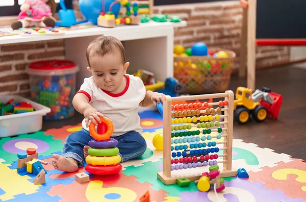 Adorável Bebê Hispânico Brincando Com Abacus Aros Jogo Sentado Chão — Fotografia de Stock