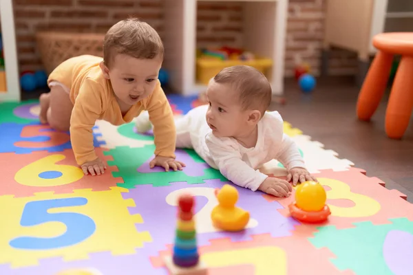 Twee Peuters Spelen Met Speelgoed Zittend Vloer Kleuterschool — Stockfoto