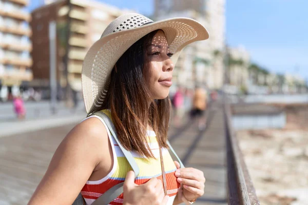 Young Asian Woman Tourist Smiling Confident Standing Seaside — ストック写真