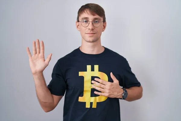 Caucasian Blond Man Wearing Bitcoin Shirt Swearing Hand Chest Open — Foto Stock