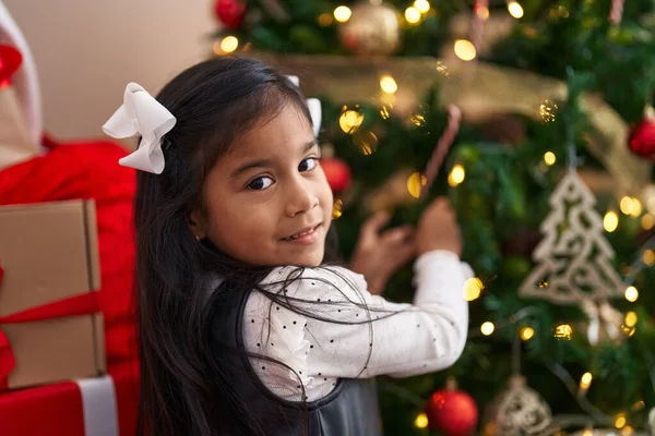 Rozkošný Hispánský Dívka Usměvavý Jistý Zdobení Vánoční Stromeček Doma — Stock fotografie