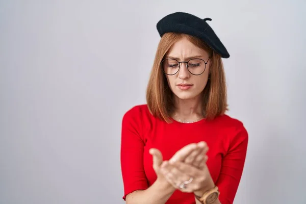 Genç Kızıl Saçlı Gözlüklü Bereli Bir Kadın Ellerinde Parmaklarında Ağrı — Stok fotoğraf