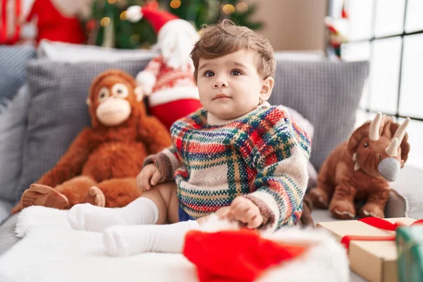 Bedårande Hispanic Barn Sitter Soffan Vid Julgran Hemma — Stockfoto