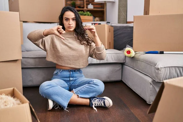 Young Brunette Woman Sitting Floor New Home Holding Keys Angry —  Fotos de Stock