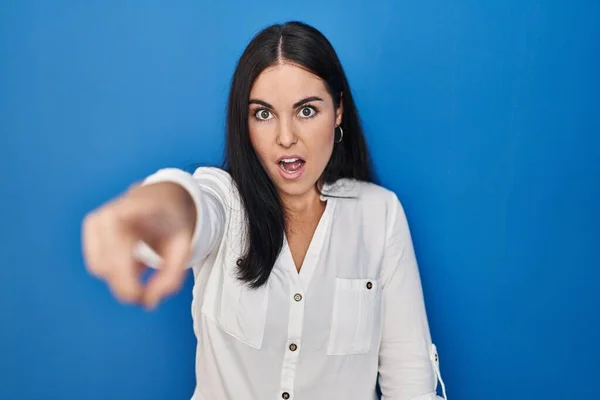 Young Hispanic Woman Standing Blue Background Pointing Displeased Frustrated Camera — 图库照片