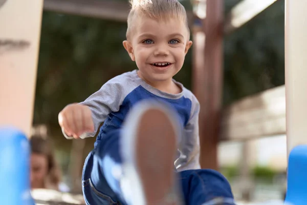 Schattige Peuter Glimlachend Zelfverzekerd Spelen Glijbaan Park Speeltuin — Stockfoto