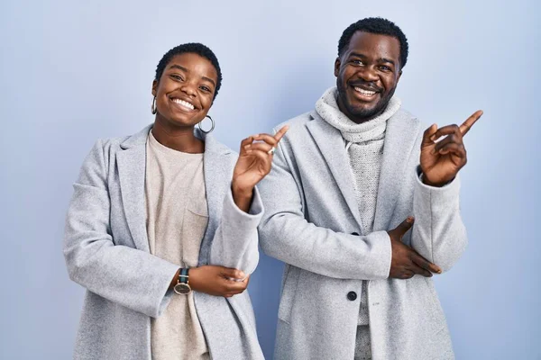 Jeune Couple Afro Américain Debout Sur Fond Bleu Avec Grand — Photo