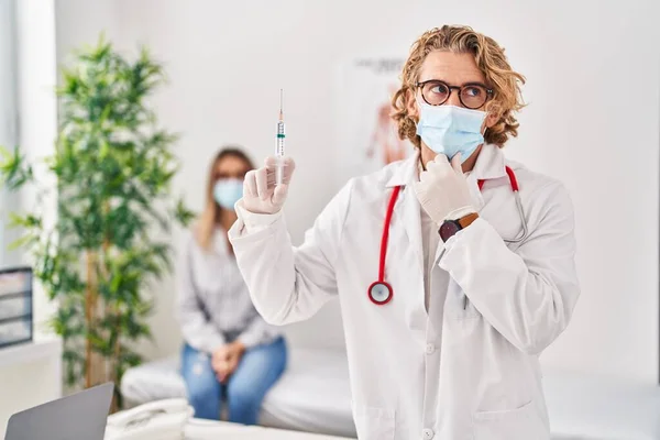 Blond Man Wearing Doctor Uniform Medical Mask Holding Syringe Serious — Stockfoto
